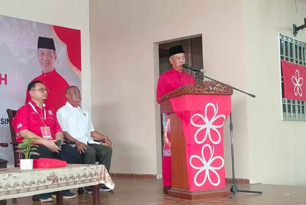 Muhyiddin ketika merasmikan Pemilihan Perwakilan Bersatu Bahagian Pagoh di Kompleks Geliga Grisek pada Sabtu.
