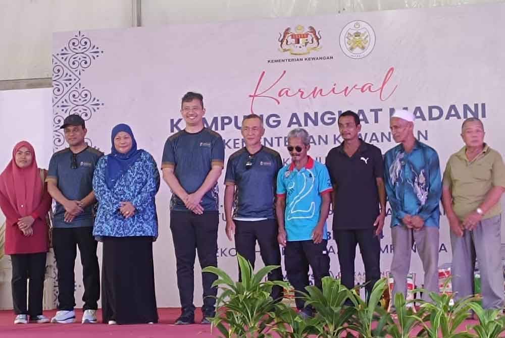 Johan (empat dari kiri) pada Majlis Perasmian Karnival Kampung Angkat Madani di Sekolah Kebangsaan La, Jerteh pada Sabtu.