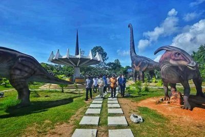 Pengunjung melihat dinosaur seperti Brachiosauru, Poronaurolophus dan beberapa spesies lain yang dipamerkan di Zoo Teruntum.
