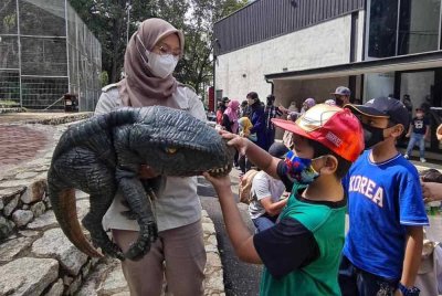 Pengunjung kanak-kanak teruja apabila diberi peluang untuk menyentuh dinosaur.