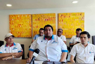 Razeef (tengah) dalam sidang akhbar PKR Sabah di Kota Kinabalu.