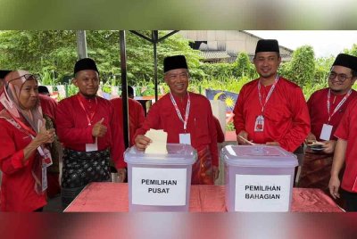 Muhyiddin (tengah) membuang undi pada pemilihan Bersatu Bahagian Pagoh Kompleks Geliga Grisek di Pagoh pada Sabtu.