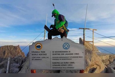 Kartina berjaya menerbitkan dua aplikasi mudah alih dari ketinggian 4,095 meter di Gunung Kinabalu, Sabah pada pendakian kelimanya. Foto Sekretariat Ekpedisi AMB