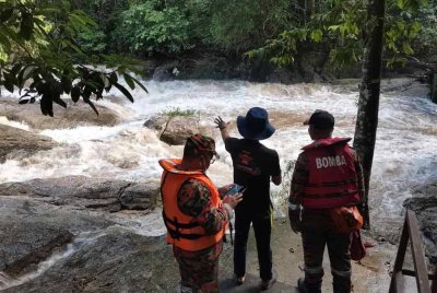 Seorang wanita dikhuatiri lemas selepas hanyut dibawa arus deras dipercayai kepala air di Taman Eco Rimba, Sungai Sedim, Kulim pada Sabtu.