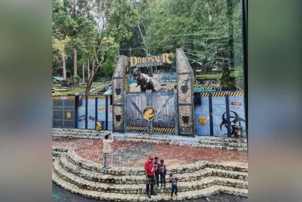 Zoo Teruntum menyajikan haiwan animatronik prasejarah.