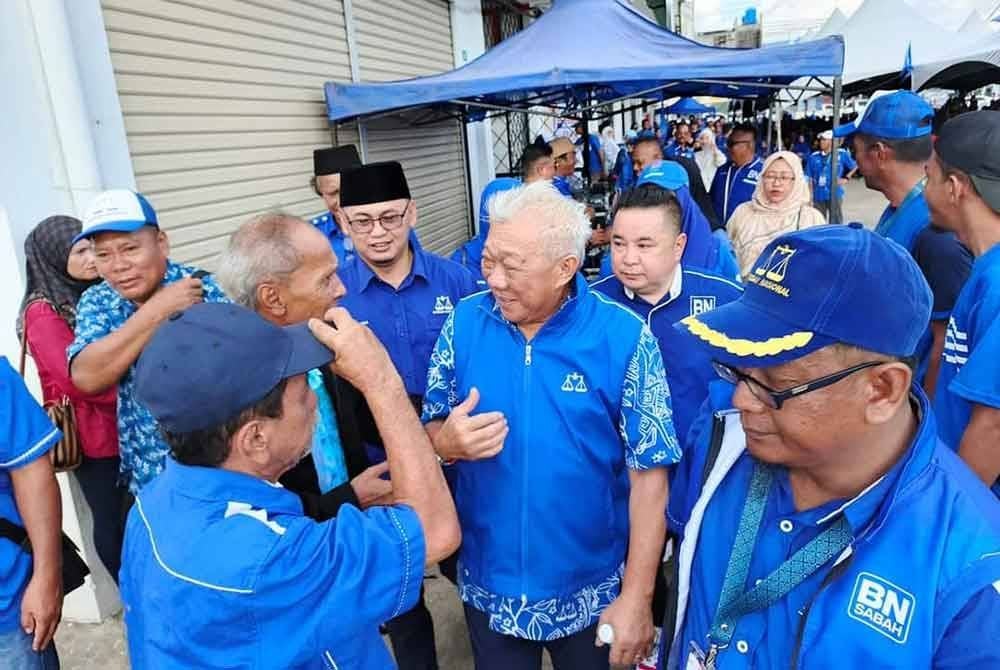 Bung Moktar disambut jentera parti ketika hadir melancarkan Gerak 17 DUN Segama, di Kunak.