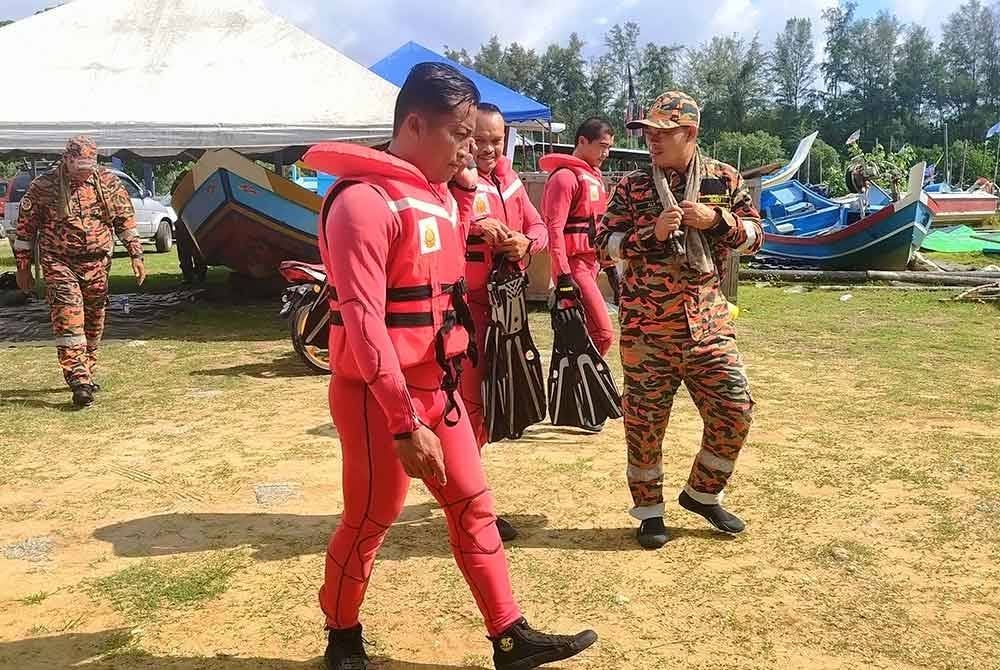 Anggota bomba turut menbantu dalam operasi SAR mencari mangsa yang dikhuatiri lemas di muara Sungai Balok di sini.