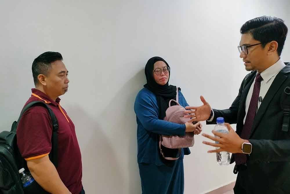 Dua adik Jahidah, Fauziah (tengah) dan Mujahid (kiri) hadir bagi mengikuti keputusan kes pukul Jahidah sehingga koma di Mahkamah Sesyen Johor Bahru pada Ahad.