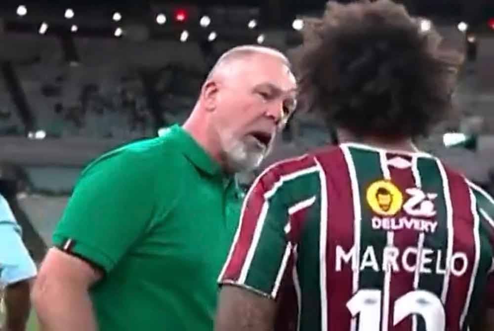 Menezes memberikan arahan taktikal kepada Marcelo. Foto Agensi