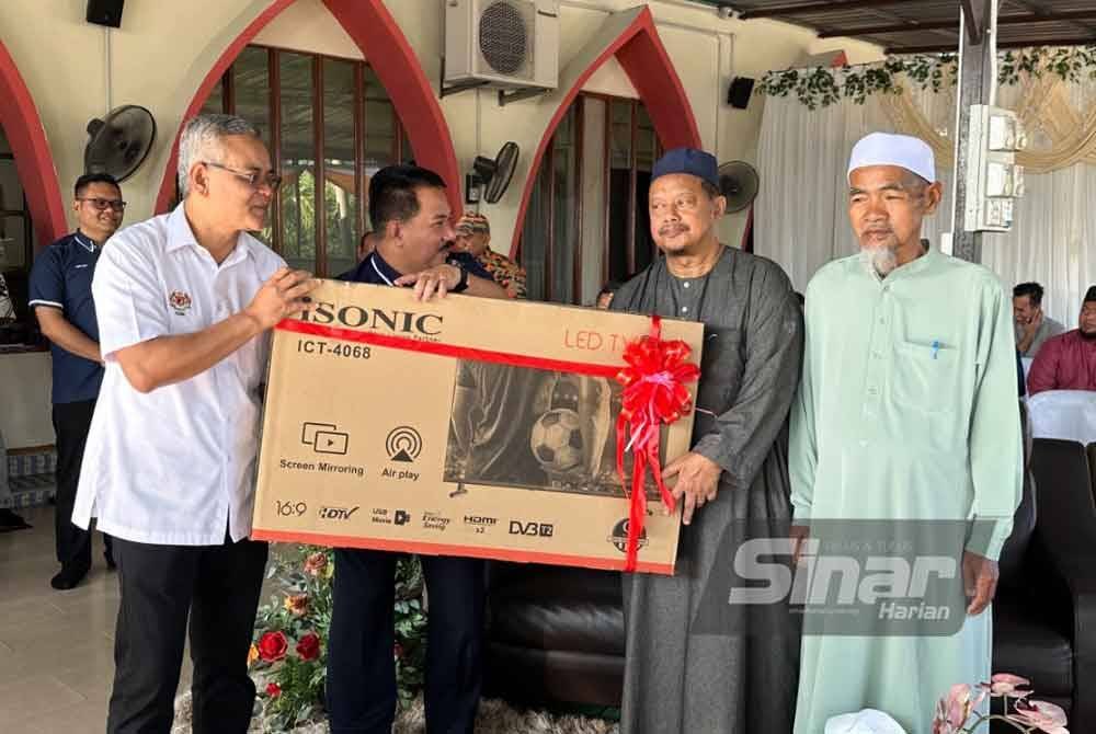 Makhzan (kanan) menyampaikan skrin monitor bagi kegunaan sistem CCTV di Masjid Jamek Mukim Bukit Tanah. Foto Sinar Harian/ADILA SHARINNI WAHID.