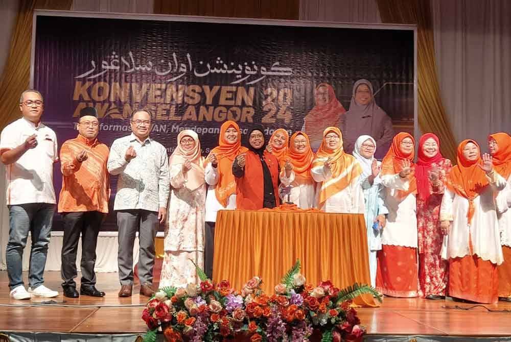 Aiman Athirah (tengah) merasmikan Konvensyen AWAN Selangor di Pusat Konvensyen Sungai Renggam Seksyen 18 di sini, pada Ahad.