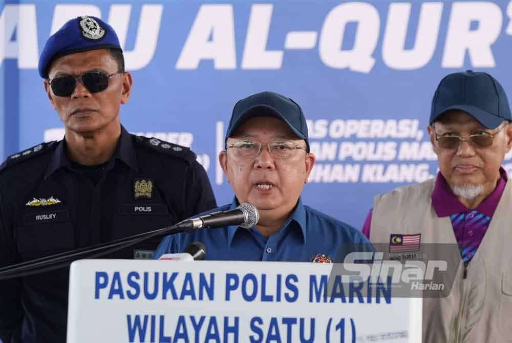 Nik Yusaimi (tengah) ketika sidang akhbar Program Pemuliaan Abu Al-Quran yang di Markas Operasi Pasukan Polis Marin Wilayah Satu Pelabuhan Klang pada Ahad. - FOTO: SINAR HARIAN/ROSLI TALIB