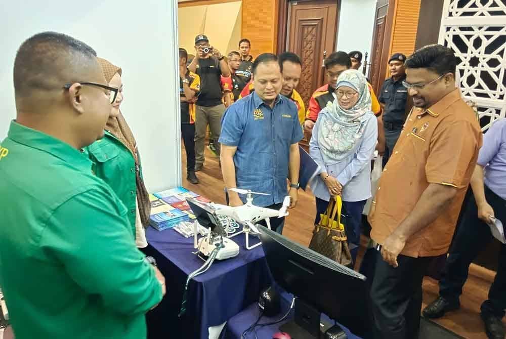 Veerapan (kanan) berkesempatan melawat sekitar karnival kerjaya pada Ahad.