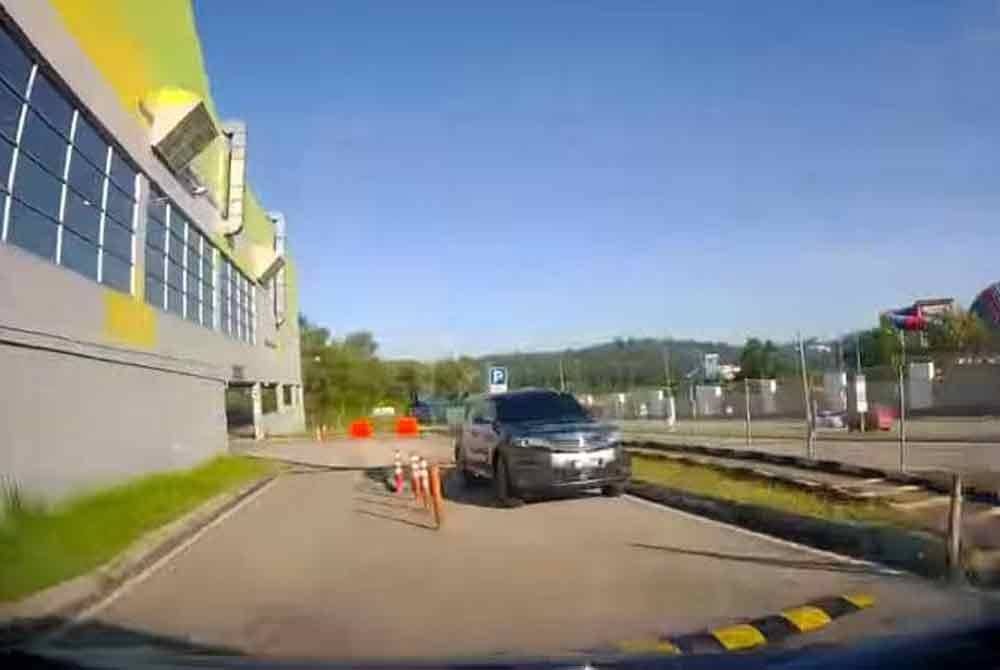 Siasatan awal mendapati sebuah kenderaan utiliti sukan (SUV) jenis Proton X70 didapati cuba menarik kabel dari kawasan stor penyimpanan barang di pasar raya berkenaan namun gagal.