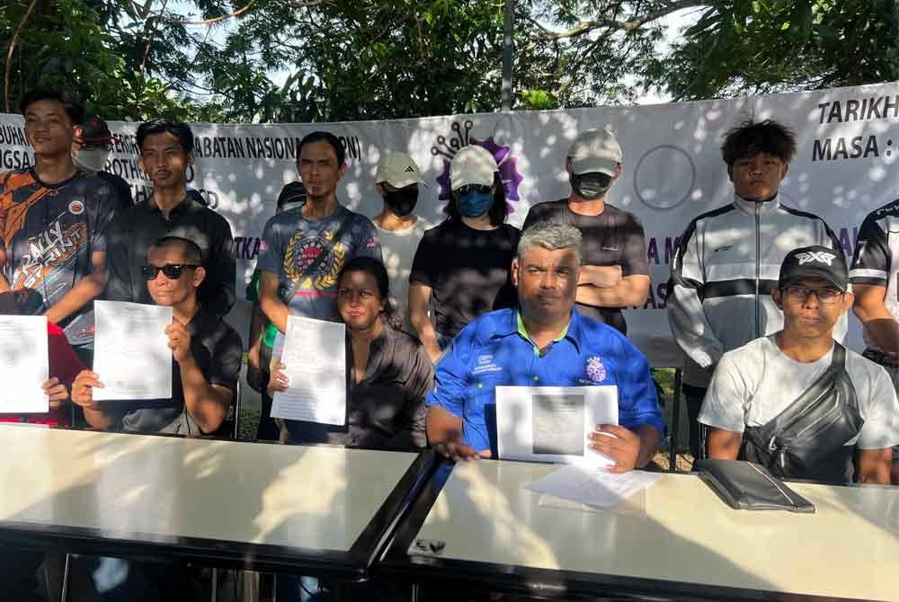 Joseph (duduk dua dari kanan) bersama antara mangsa yang terpedaya dengan skim pelaburan saham dalam talian tidak wujud.