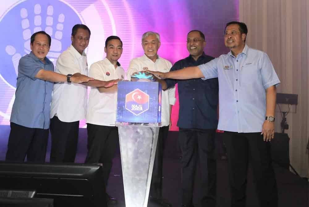 Ahmad Zahid (tiga dari kanan) merasmikan Majlis Pembangunan Bakat Johor dan Karnival Kerjaya di Pusat Konvensyen Antarabangsa Persada, Johor Bharu pada Ahad.