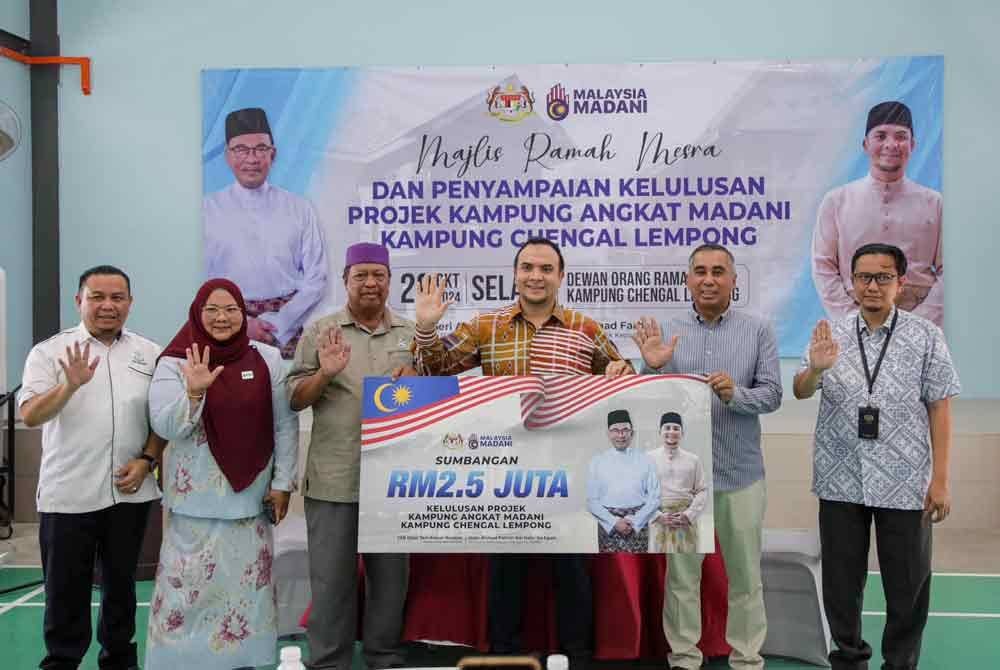 Menerusi perkongsian di Facebook, Anwar berkata, Setiausaha Politiknya, Datuk Ahmad Farhan Fauzi sempat mewakili beliau bagi menyantuni masyarakat kampung berkenaan di Balairaya Chengal Lempong, hari ini.