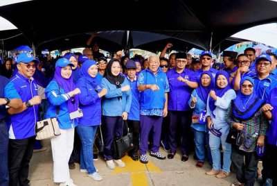 Bung Moktar bersama ahli parti ketika hadir melancarkan Gerak 17 DUN Segama di Kunak.