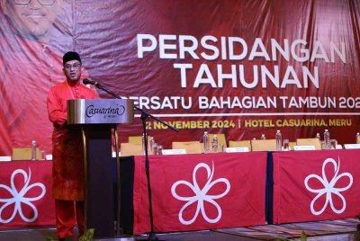 Ahmad Faizal ketika berucap merasmikan Persidangan Bersatu Bahagian Tambun, di Pusat Konvensyen Casuarina di sini malam tadi.