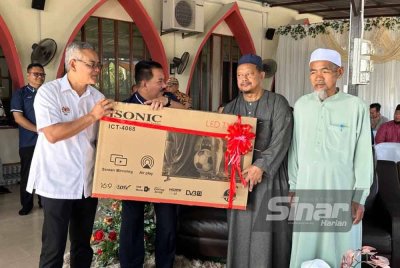 Makhzan (kanan) menyampaikan skrin monitor bagi kegunaan sistem CCTV di Masjid Jamek Mukim Bukit Tanah. Foto Sinar Harian/ADILA SHARINNI WAHID.