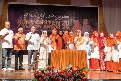 Aiman Athirah (tengah) merasmikan Konvensyen AWAN Selangor di Pusat Konvensyen Sungai Renggam Seksyen 18 di sini, pada Ahad.