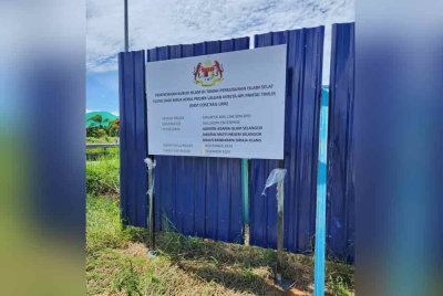 Papan tanda berhubung kerja-kerja pemindahan kubur bagi memberi laluan projek ECRL di Tanah Perkuburan Islam Selat Klang di sini.