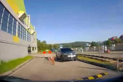 Siasatan awal mendapati sebuah kenderaan utiliti sukan (SUV) jenis Proton X70 didapati cuba menarik kabel dari kawasan stor penyimpanan barang di pasar raya berkenaan namun gagal.