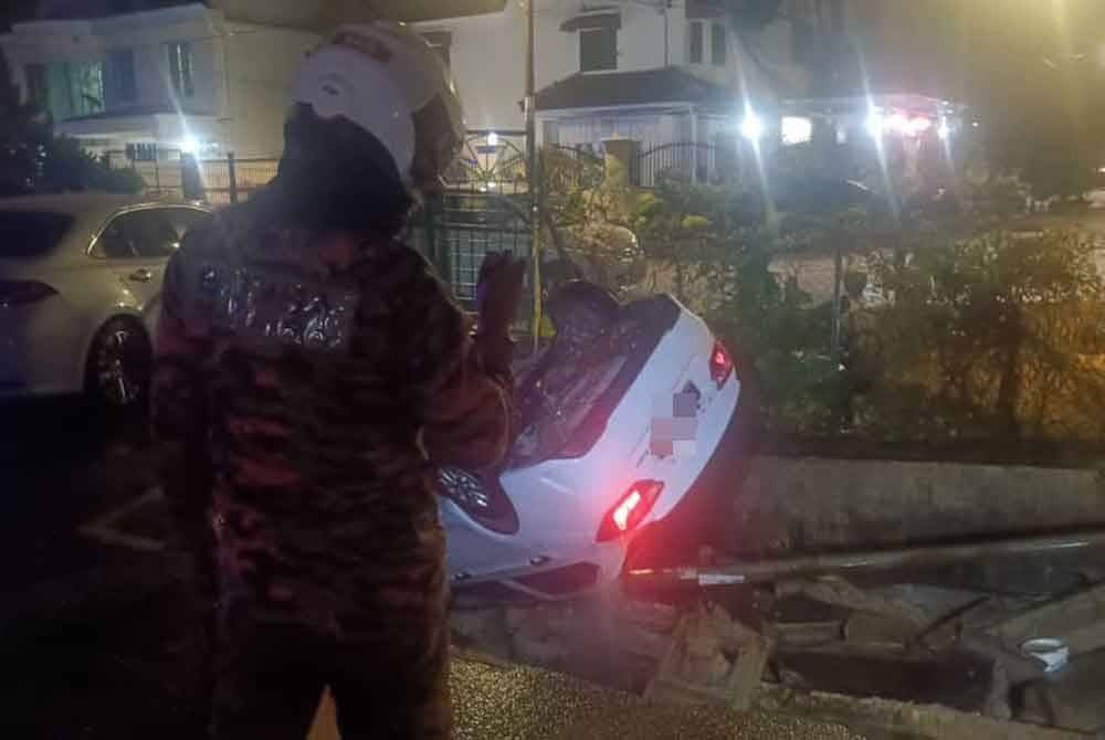 Pihak berkuasa sedang menunggu analisis pakar cerun untuk mengalihkan kenderaan terbabit.