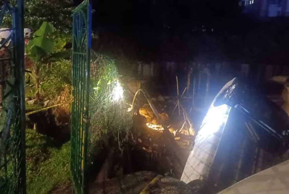 Sebuah kereta jenis Proton Saga yang diparkir di kawasan itu telah terjatuh ke dalam runtuhan tebing.