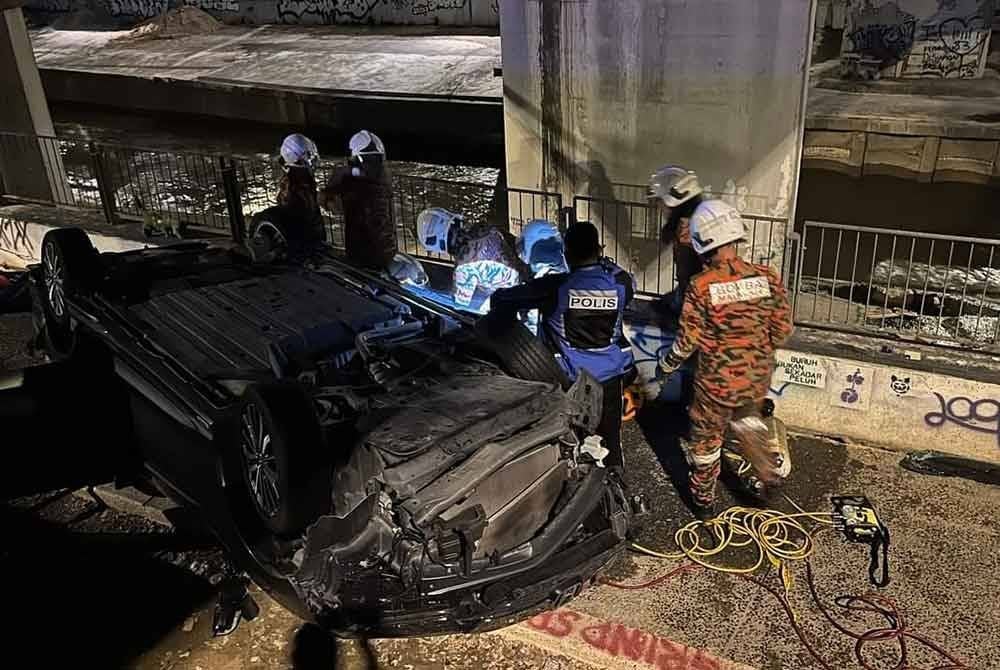 Kerja-kerja mengeluarkan mangsa dilakukan oleh anggota bomba dengan menggunakan peralatan khas