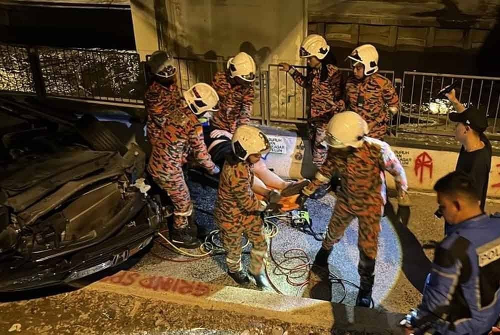 Pemandu kereta yang terbabit dalam kemalangan berjaya dikeluarkan.