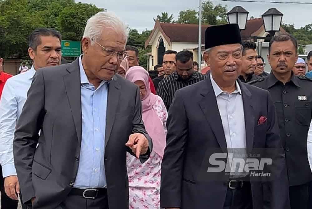 Muhyiddin (kanan) tiba di Mahkamah Sesyen Gua Musang untuk sebutan semula kes. Foto Sinar Harian-ADILA SHARINNI WAHID