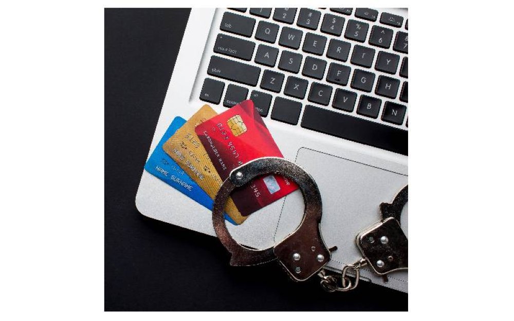 Kerajaan tidak hanya berdiam diri; khususnya MCMC, yang diberi mandat untuk mengawal selia industri komunikasi dan multimedia, berusaha melindungi rakyat, terutama golongan yang terdedah kepada risiko dalam talian.