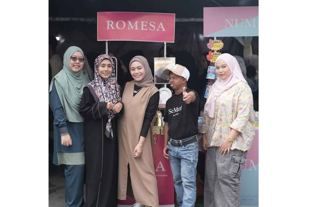 Anis Syazwani (dua, kiri) bersama rakan-rakan yang menyertai program Syahmi Sazli.