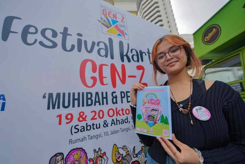 Ain Husniza menunjukkan buku kartun berjudul Express to Empower ketika pameran Festival Kartun Gen Z di Rumah Tangsi, baru-baru ini. Foto Bernama