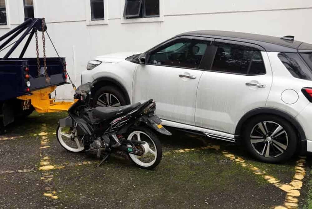 Sebuah kereta dan motosikal dipercayai barang kes dalam pendakwaan seorang pegawai kanan polis dibawa ke Mahkamah Tinggi Ipoh.