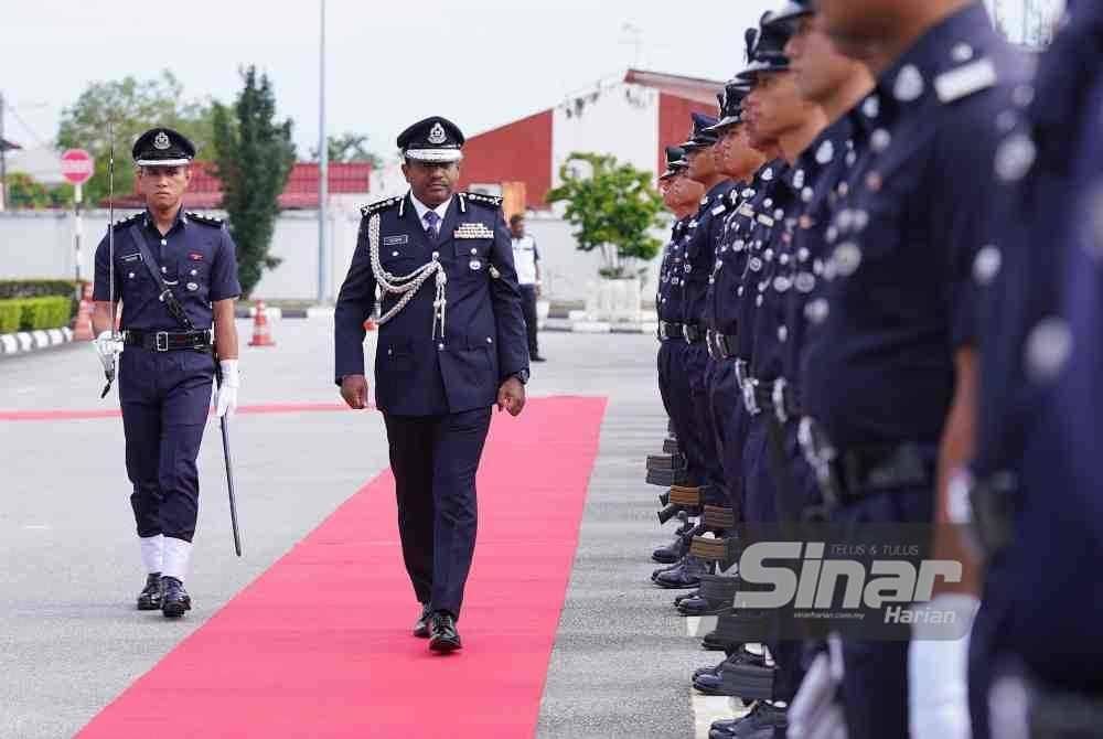 Hussein memeriksa perbarisan kehormat dalam Majlis Serah Terima Tugas Ketua Polis Daerah Kuala Langat pada Isnin. Foto SINAR HARIAN- MOHD HALIM ABDUL WAHID
