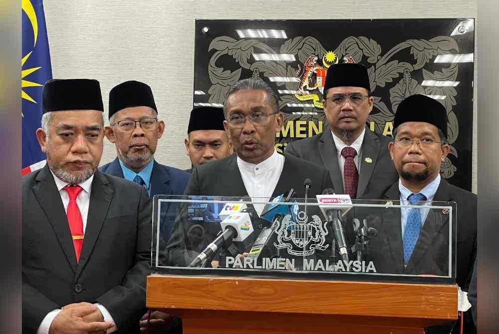 Takiyuddin (tengah) dalam sidang akhbar di bangunan Parlimen pada Isnin.