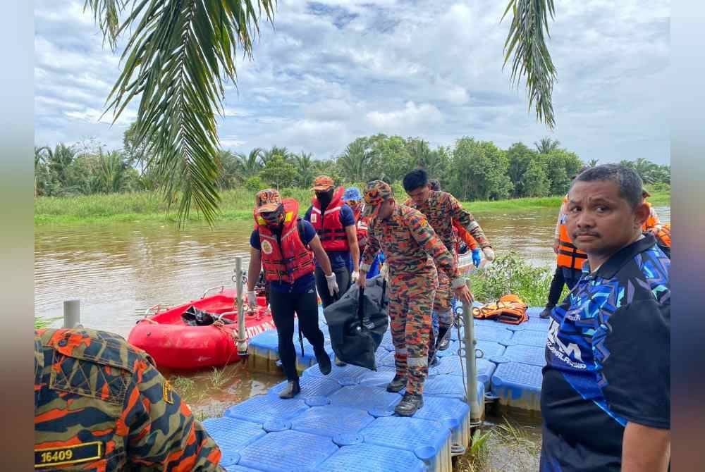 Anggota bomba mengusung mayat mangsa yang ditemui pada Isnin. Foto BBP Penggaram