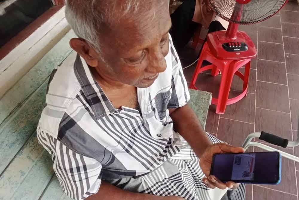 Shamsuddin melihat keratan akhbar yang pernah disiarkan Sinar Harian sebelum ini.