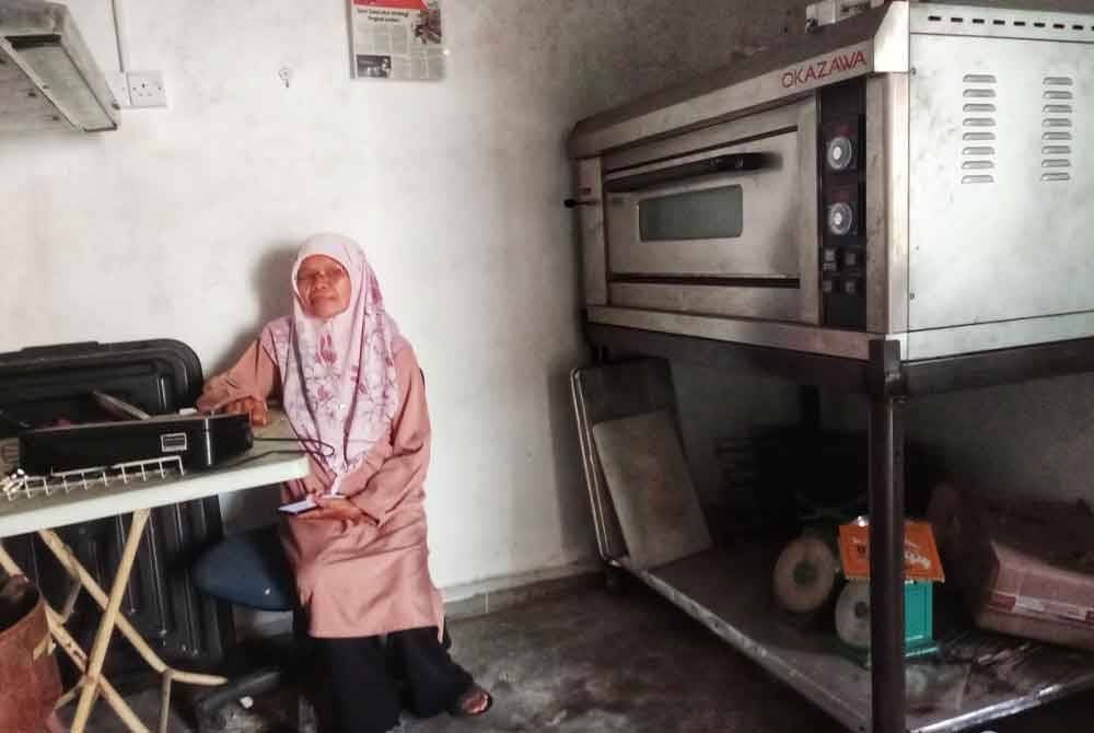 Isteri Shamsuddin, Nor Madiah Syarif, 63 melihat peralatan salai yang masih berfungsi.