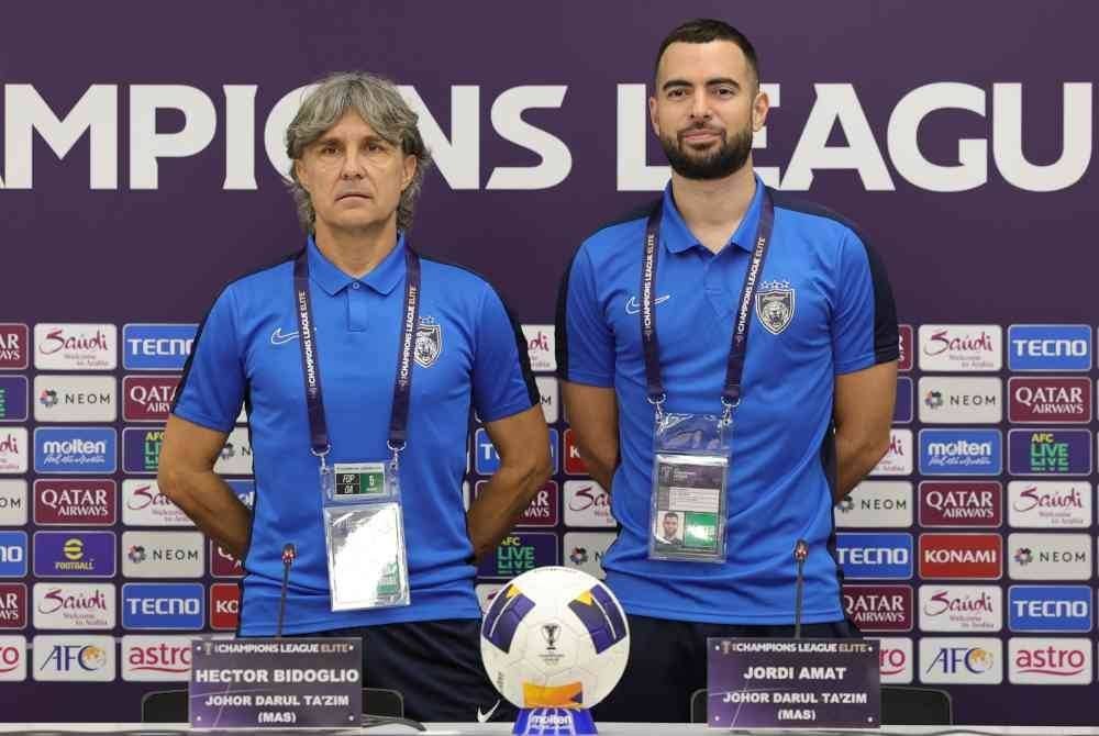 Bidoglio (kiri) bersama pemain pertahanan JDT Jordi Amat (kanan), bergambar bersama pada sidang media menjelang perlawanan Liga Juara-Juara Asia (ACL) Elite bertemu Ulsan HD FC di Stadium Sultan Ibrahim, pada Isnin. Foto Bernama