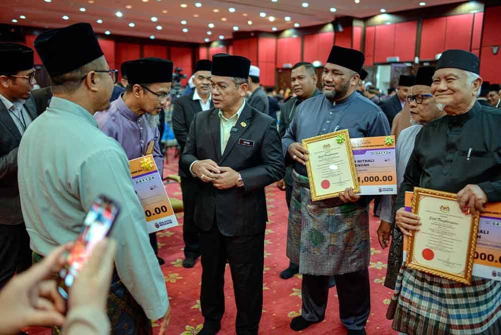 Mohd Na'im beramah mesra dengan penerima-penerima anugerah pada Program Jelajah Madani Ulama? dan Umara? Peringkat Zon Tengah Tahun 2024 di Masjid Wilayah Persekutuan hari ini. Foto Bernama