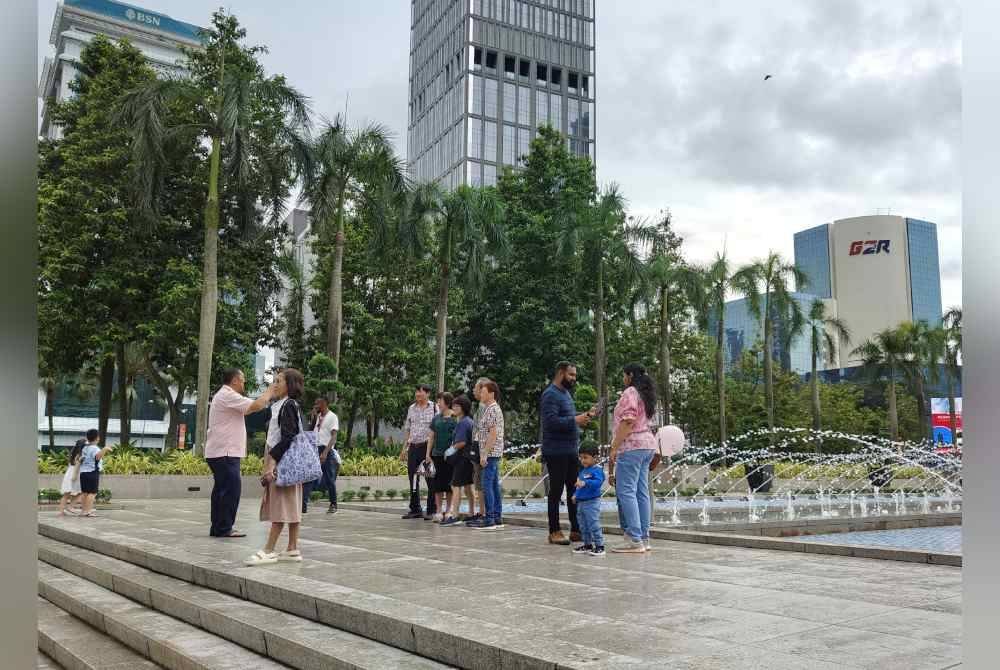 Situasi terkawal di pekarangan Suria KLCC sewaktu tinjauan pada Isnin.