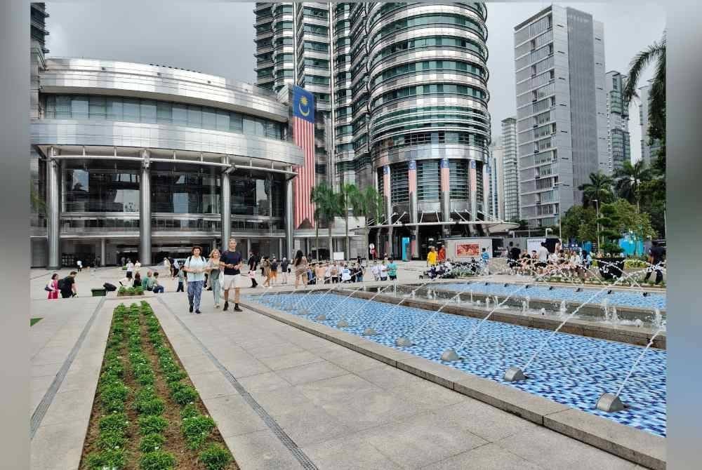 Situasi terkawal di pekarangan Suria KLCC sewaktu tinjauan pada Isnin.