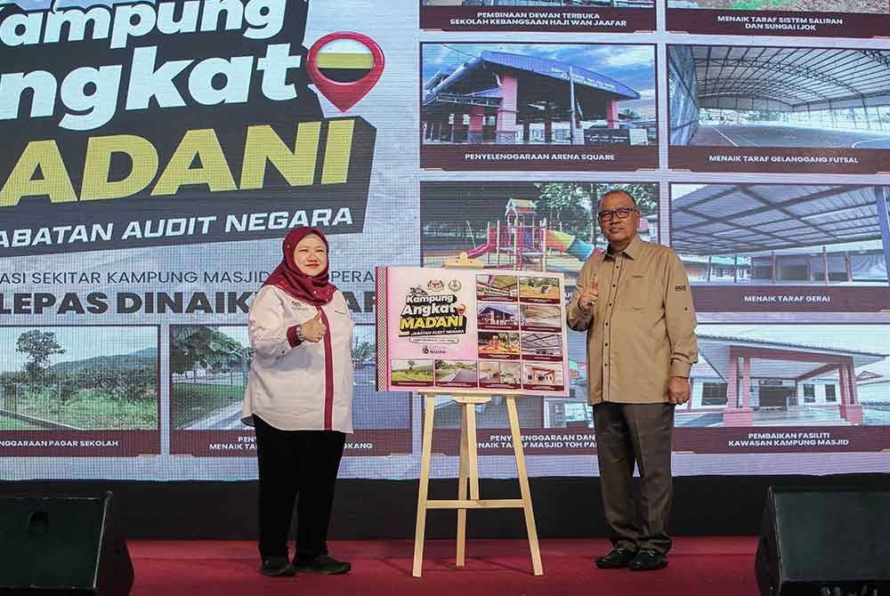 Wan Suraya (kiri) bersama Pengerusi Jawatankuasa Pembangunan Luar Bandar, Perladangan, Pertanian dan Industri Makanan negeri, Datuk Mohd Zolkafly Harun (kanan) ketika Majlis Peluncuran Kampung Angkat Madani.
