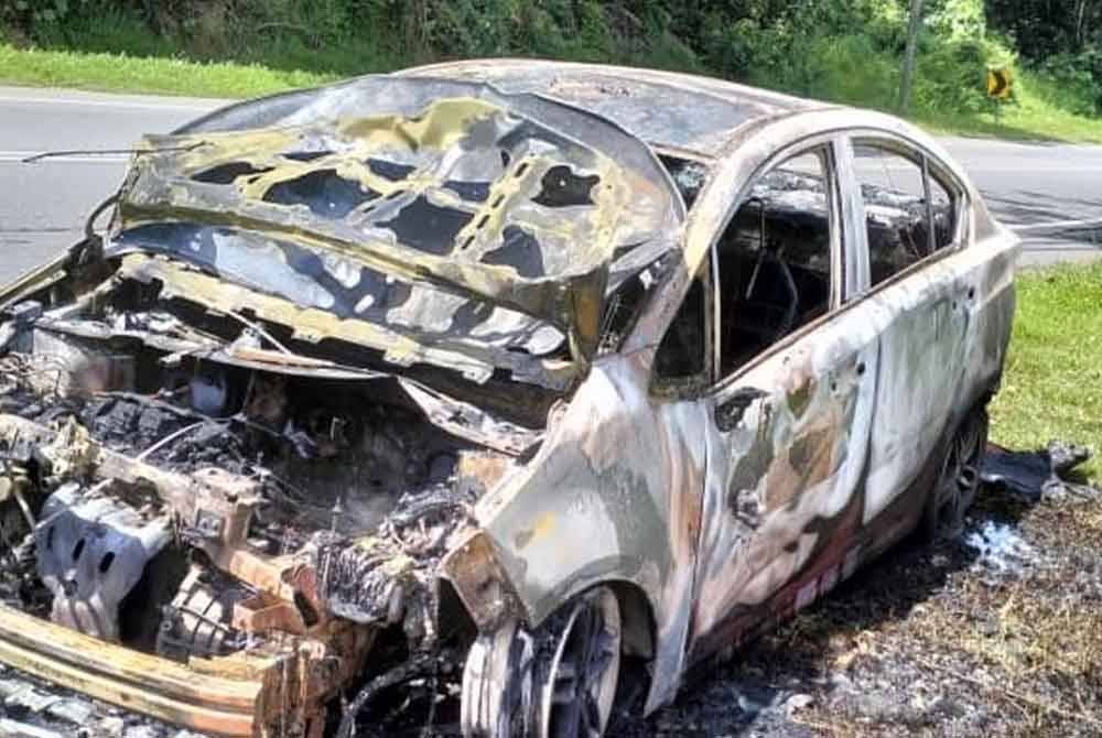 Keadaan teksi yang hangus terbakar. Foto JBPM
