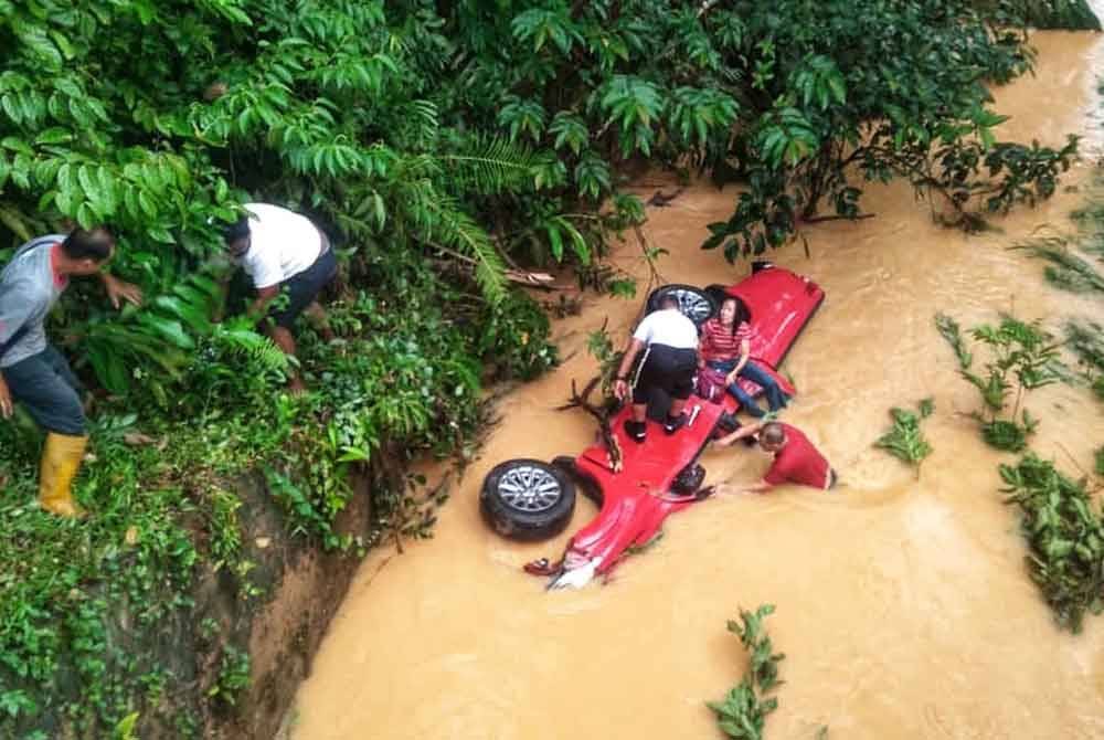 Anggota polis, Sarjan Mohd Affendy turun untuk membantu menyelamatkan mangsa.
Foto ihsan PDRM.