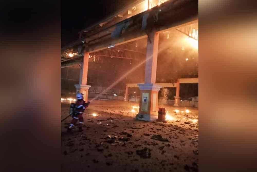 Anggota bomba memadam kebakaran di Dewan Arena Square di Jalan Raja Teluk Intan pada Ahad.