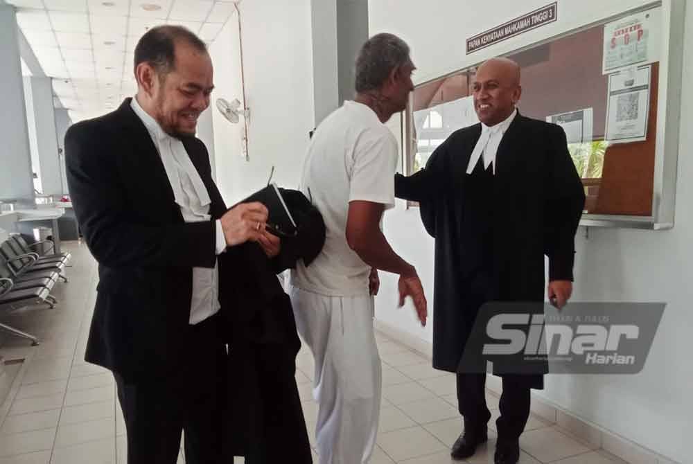 Gobinathan (tengah) kelihatan sebak sebaik keluar dari kamar mahkamah.